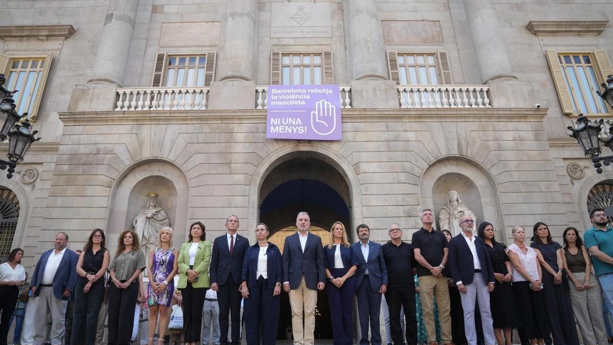 Minuto de silencio por el feminicidio en Sant Martí.