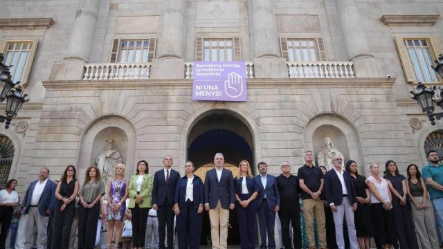 Minuto de silencio por el feminicidio en Sant Martí.