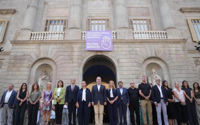 Minuto de silencio por el feminicidio en Sant Martí.