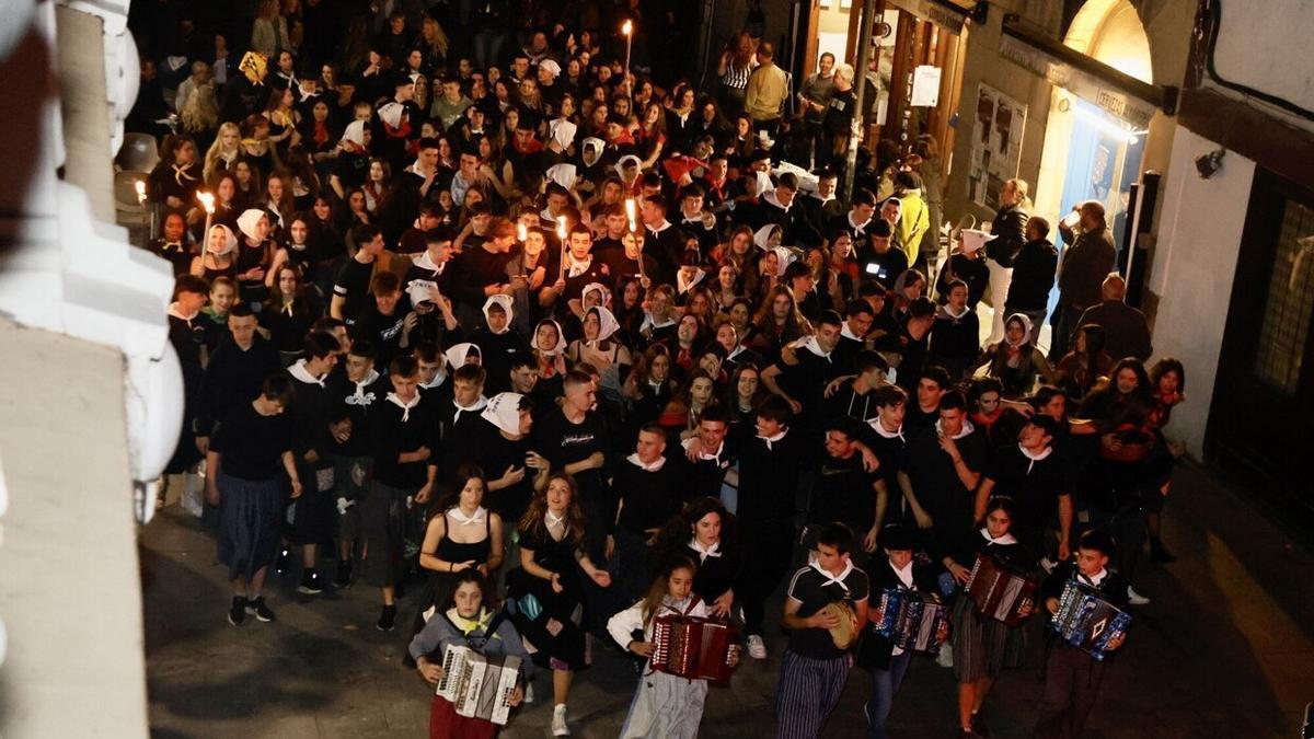 Espectacular Bajada de Mari en las fiestas de Beasain