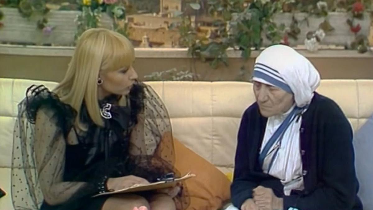 Raffaella Carrà, entrevistando a la madre Teresa de Calcuta en el programa ‘Pronto Raffaella’, de la RAI.