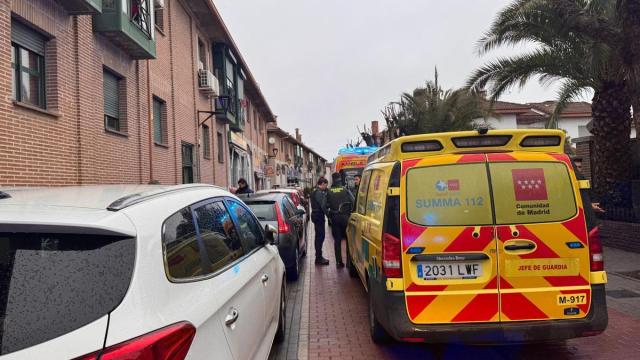 Ambulancias del SUMMA112 tras la agresión a la mujer de 30 años en su casa en Sevilla la Nueva.