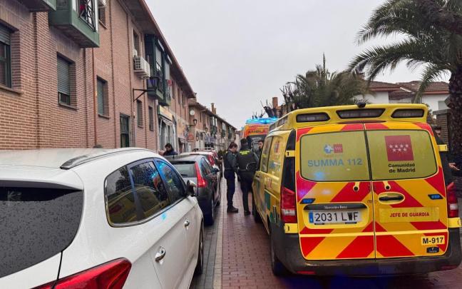 Ambulancias del SUMMA112 tras la agresión a la mujer de 30 años en su casa en Sevilla la Nueva.
