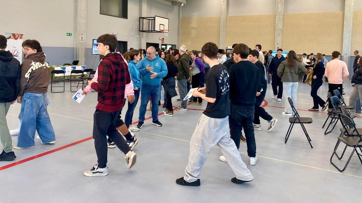 Alumnos asistentes a la feria de este viernes en un cambio de turno.