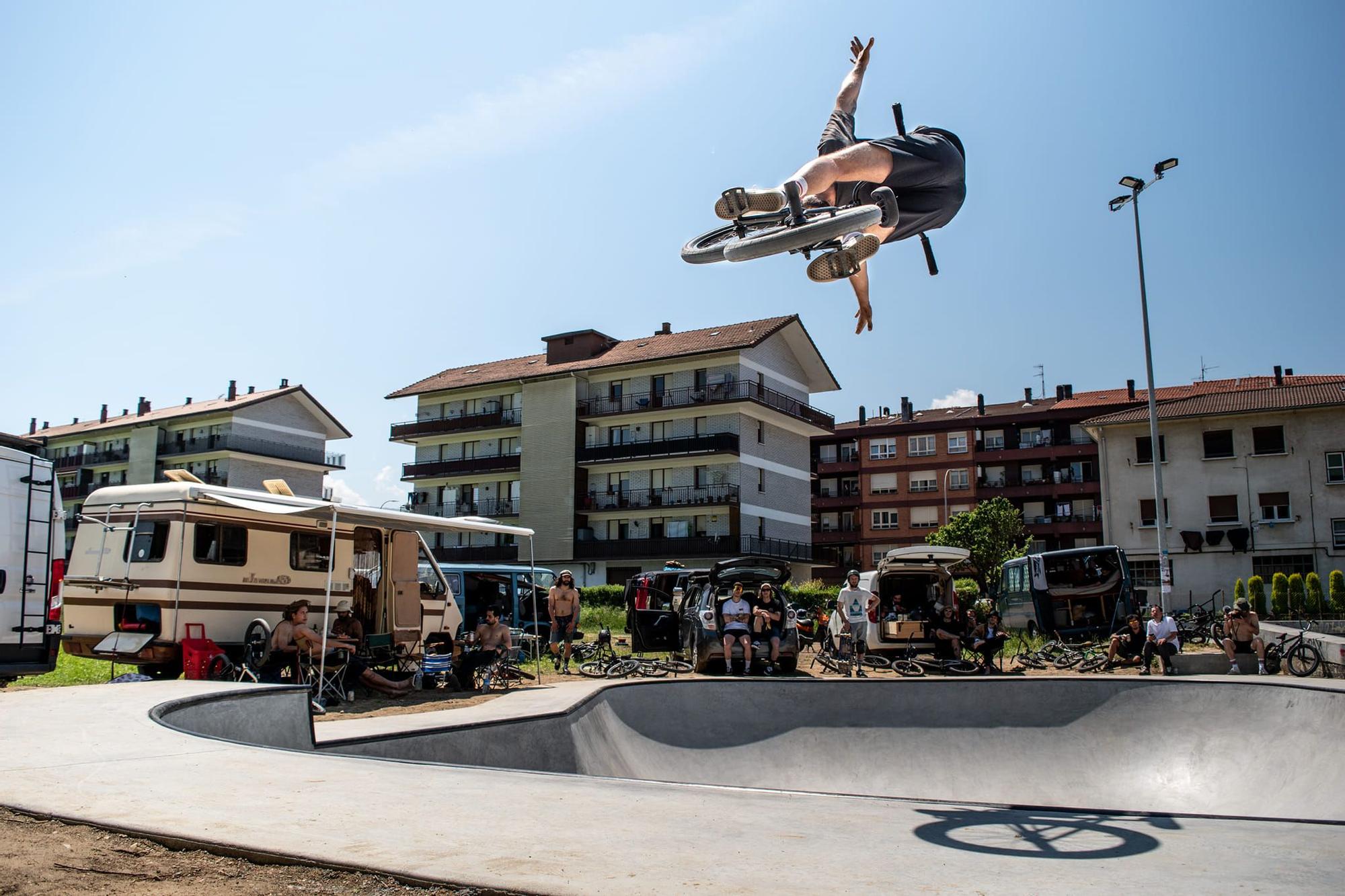 Acrobacias sobre bici en la pista bowl de Abiaga en Amurrio