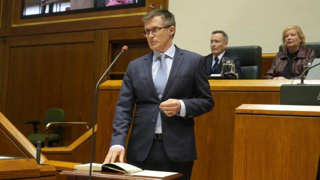 El nuevo Ararteko, Mikel Mancisidor, ha tomado posesión del cargo en el Parlamento