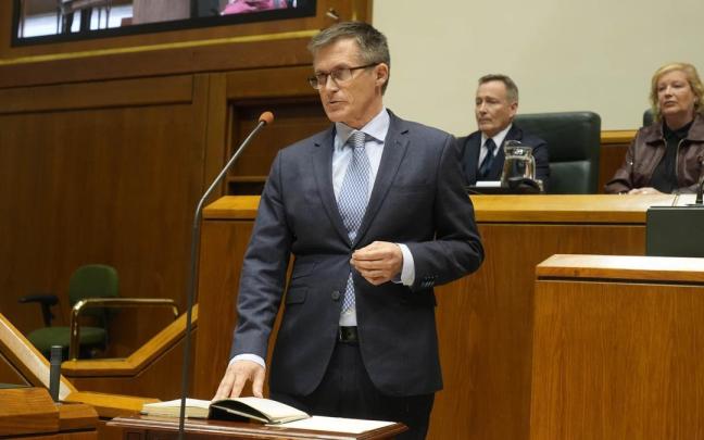 El nuevo Ararteko, Mikel Mancisidor, ha tomado posesión del cargo en el Parlamento