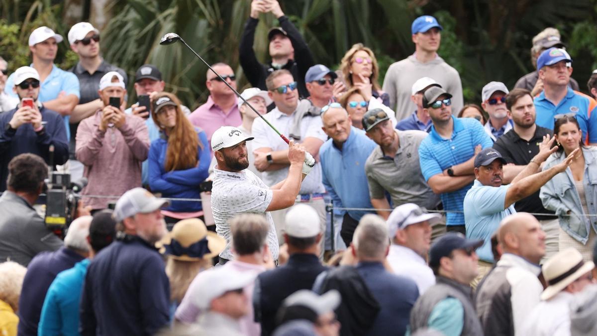 Jon Rahm juega un golpe rodeado de los numerosos aficionados que siguieron su partido ayer en TPC Sawgrass.