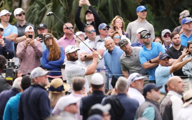Jon Rahm juega un golpe rodeado de los numerosos aficionados que siguieron su partido ayer en TPC Sawgrass.