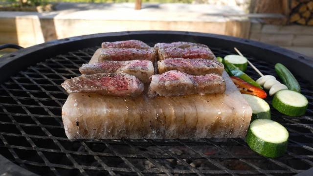 Cocinar en bloque de sal es la última moda en redes.