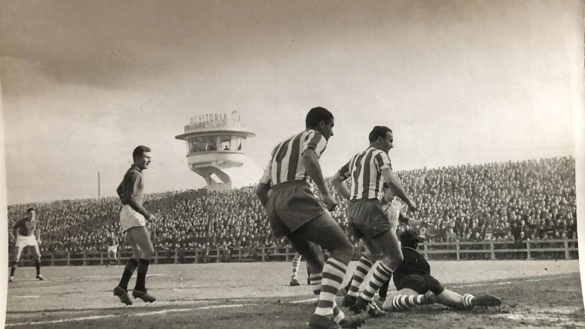 Joaquín Antón, junto a Juan Gorospe, durante un partido con Mendizorroza a rebosar.