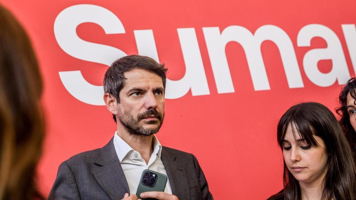 El portavoz de Sumar y ministro de Cultura, Ernest Urtasun, atiende a los medios a su llegada a la reunión del Grupo Coordinador del partido.