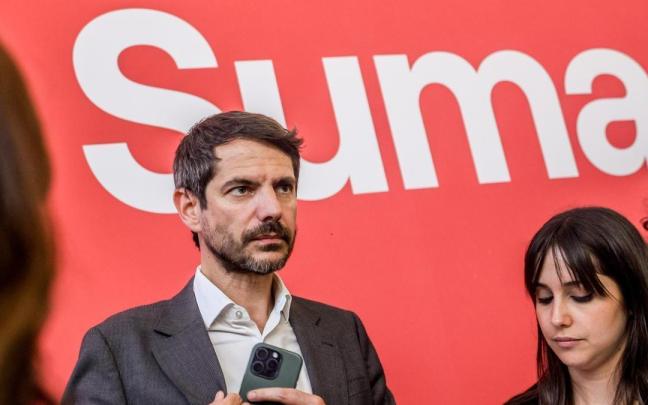 El portavoz de Sumar y ministro de Cultura, Ernest Urtasun, atiende a los medios a su llegada a la reunión del Grupo Coordinador del partido.