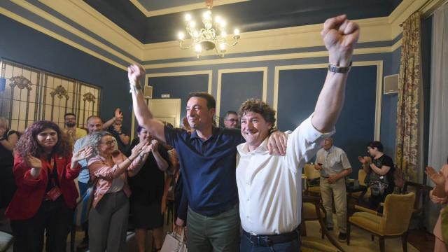 El secretario general del PSE, Eneko Andueza, celebra los resultados de su partido junto a Mikel Torres, que volverá a ser alcalde de Portugalete.
