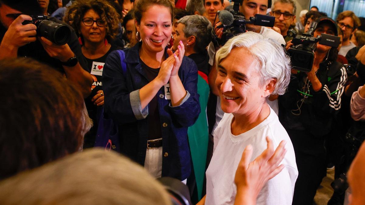 La exalcaldesa de Barcelona, Ada Colau, a su llegada al Aeropuerto Josep Tarradellas Barcelona-El Prat, a 5 de octubre de 2025, en Barcelona, Catalunya.