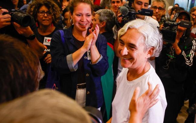 La exalcaldesa de Barcelona, Ada Colau, a su llegada al Aeropuerto Josep Tarradellas Barcelona-El Prat, a 5 de octubre de 2025, en Barcelona, Catalunya.