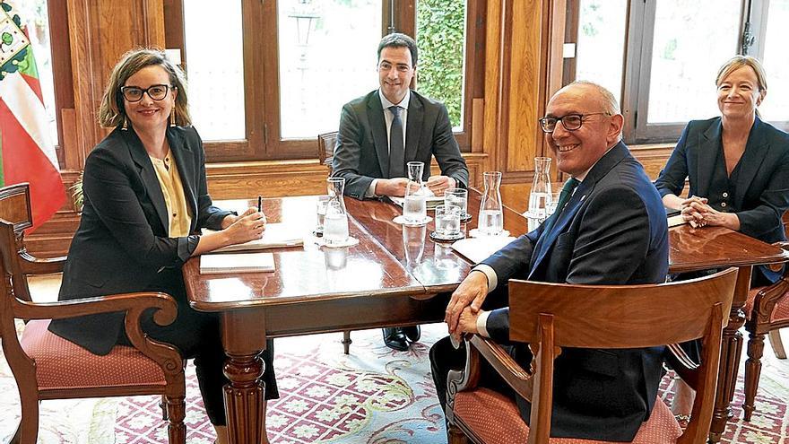 Imagen de archivo de los tres diputados generales con el lehendakari, Imanol Pradales. | FOTO: E.P.