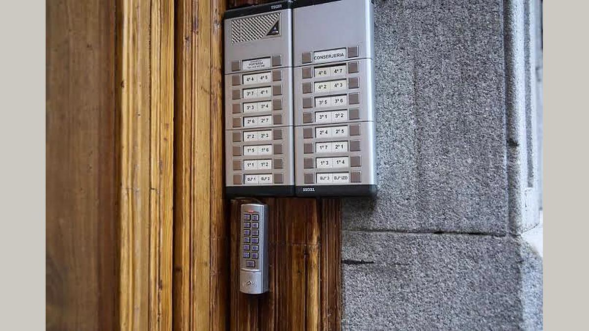 Telefonillo de un bloque de viviendas de alquiler turístico.