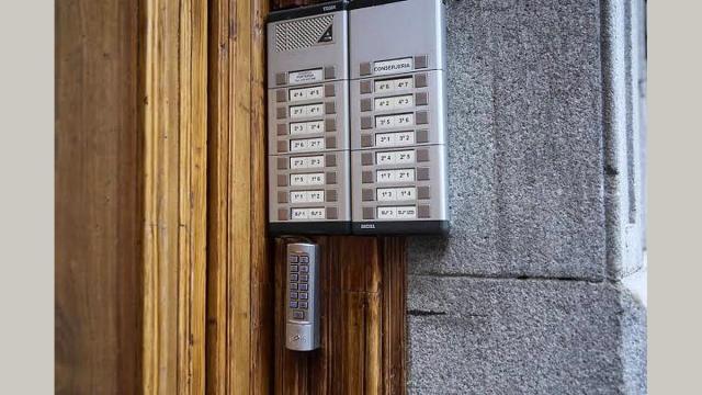 Telefonillo de un bloque de viviendas de alquiler turístico.