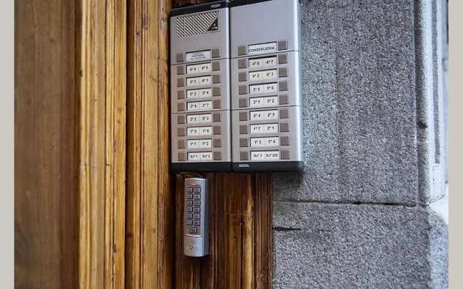 Telefonillo de un bloque de viviendas de alquiler turístico.