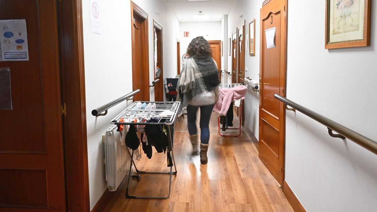 El pasillo, la cocina y la sala de estar de la vivienda.