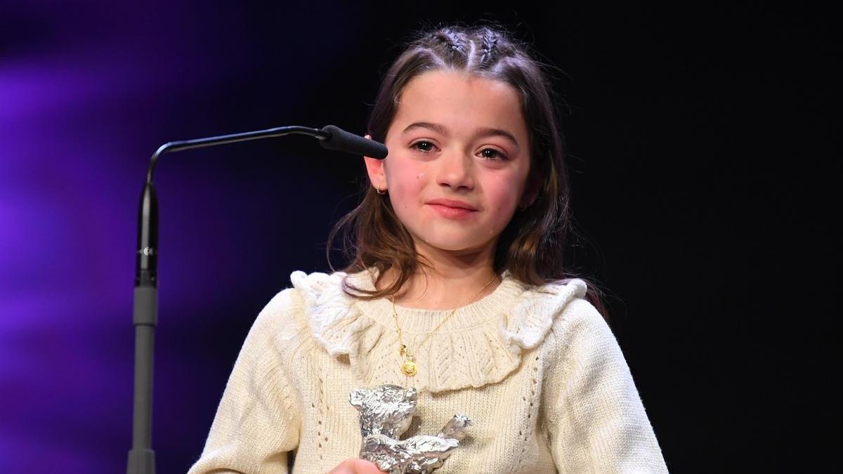 Sofía Otero recibe el premio Oso de Plata en la Berlinale por '20.000 especies de abejas'.