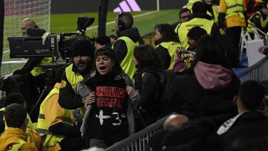 Una de las activistas tras ser reducida por la seguridad del Santiago Bernabéu .
