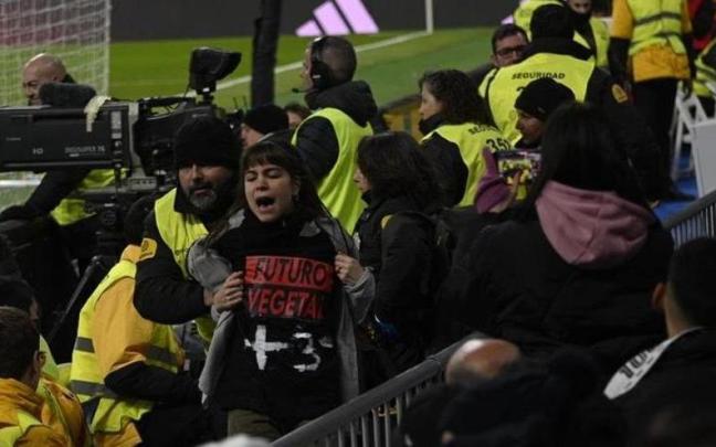 Una de las activistas tras ser reducida por la seguridad del Santiago Bernabéu . Una de las activistas tras ser reducida por la seguridad del Santiago Bernabéu .