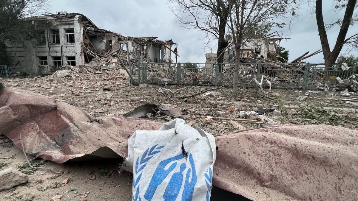 Estado en el que ha quedado la zona bombardeada en la ciudad ucraniana de Orichov, en la región de Zaporiyia.