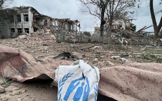 Estado en el que ha quedado la zona bombardeada en la ciudad ucraniana de Orichov, en la región de Zaporiyia.