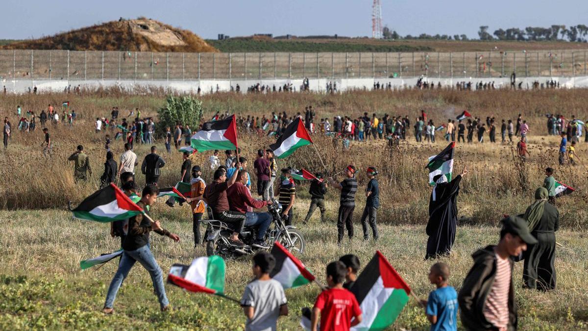 Varios palestinos protestan en Gaza junto a la frontera en respuesta a la March de las Banderas.