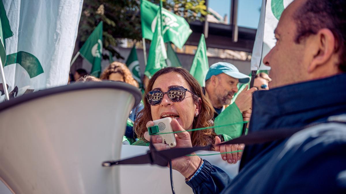 Manifestantes en una concentración del personal sanitario convocada por el sindicato CSIF.