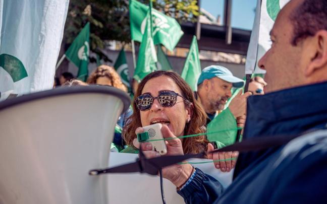 Manifestantes en una concentración del personal sanitario convocada por el sindicato CSIF.