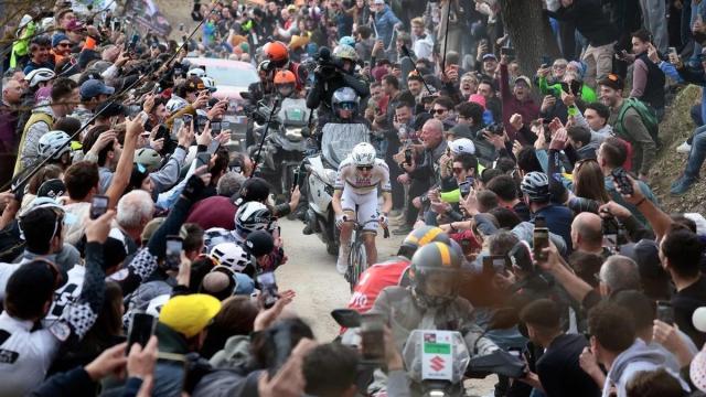 Pogacar, lanzado, rueda en solitario entre la afición en la Strade Bianche.