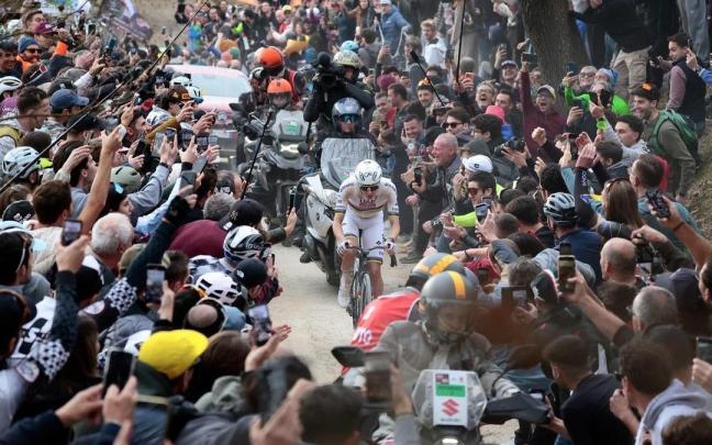 Pogacar, lanzado, rueda en solitario entre la afición en la Strade Bianche.
