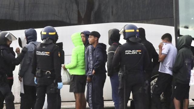 La Policía Nacional ha desalojado en Ceuta uno de los autobuses destinados al operativo de traslado de personas migrantes desde los asentamientos hasta el Centro de Atención Temporal de Extranjeros (CATE).