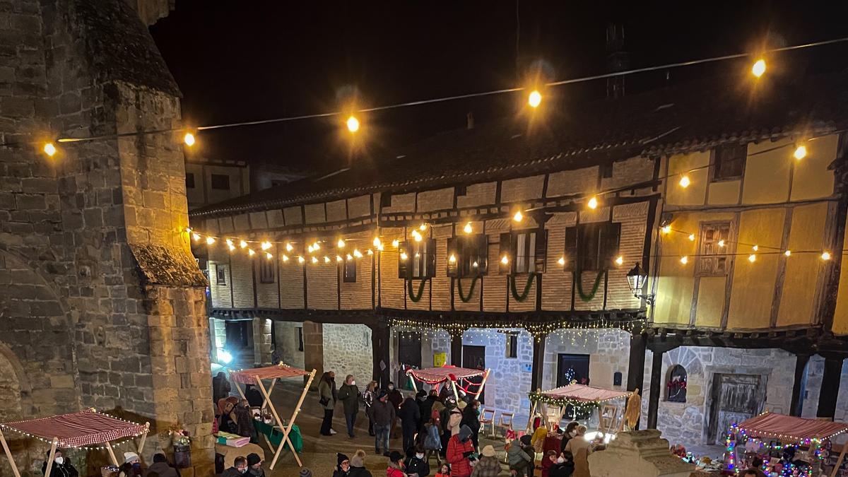 Las luces que decoran las casas de los vecinos iluminan el mercadillo de Santa Gadea.