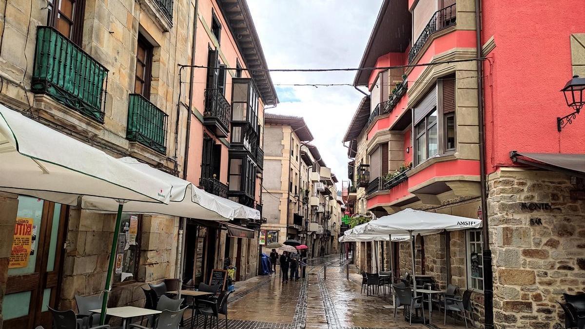 Calles de Elorrio en un día lluvioso.