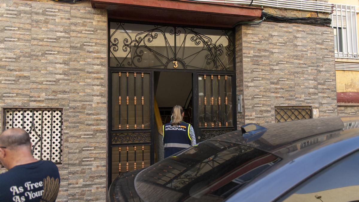 La policía científica entra en el portal del domicilio de Ceuta donde se halló el cuerpo sin vida de un bebé de ocho días.