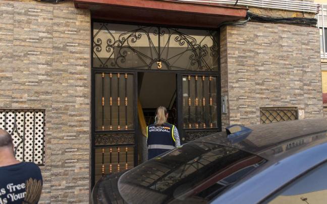 La policía científica entra en el portal del domicilio de Ceuta donde se halló el cuerpo sin vida de un bebé de ocho días.