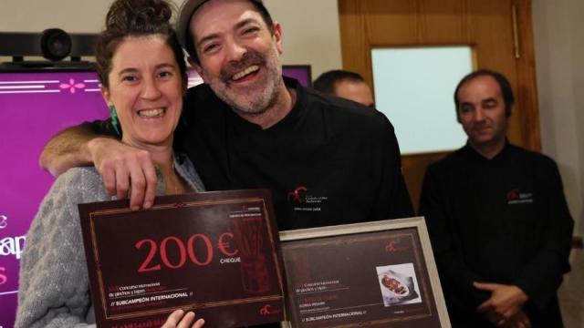 Estitxu Urtizberea, primera teniente de alcalde de Hondarribia, y Gorka Irisarri, chef de Gastroteka Danontzat, el sábado en el Concurso de Pinchos Medievales.