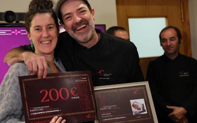 Estitxu Urtizberea, primera teniente de alcalde de Hondarribia, y Gorka Irisarri, chef de Gastroteka Danontzat, el sábado en el Concurso de Pinchos Medievales.