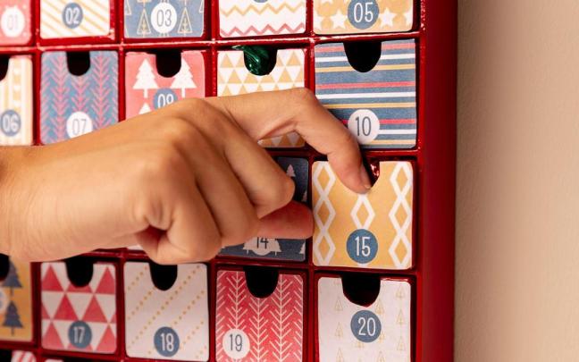 Calendario de Adviento con pequeños cajones llenos de sorpresas.