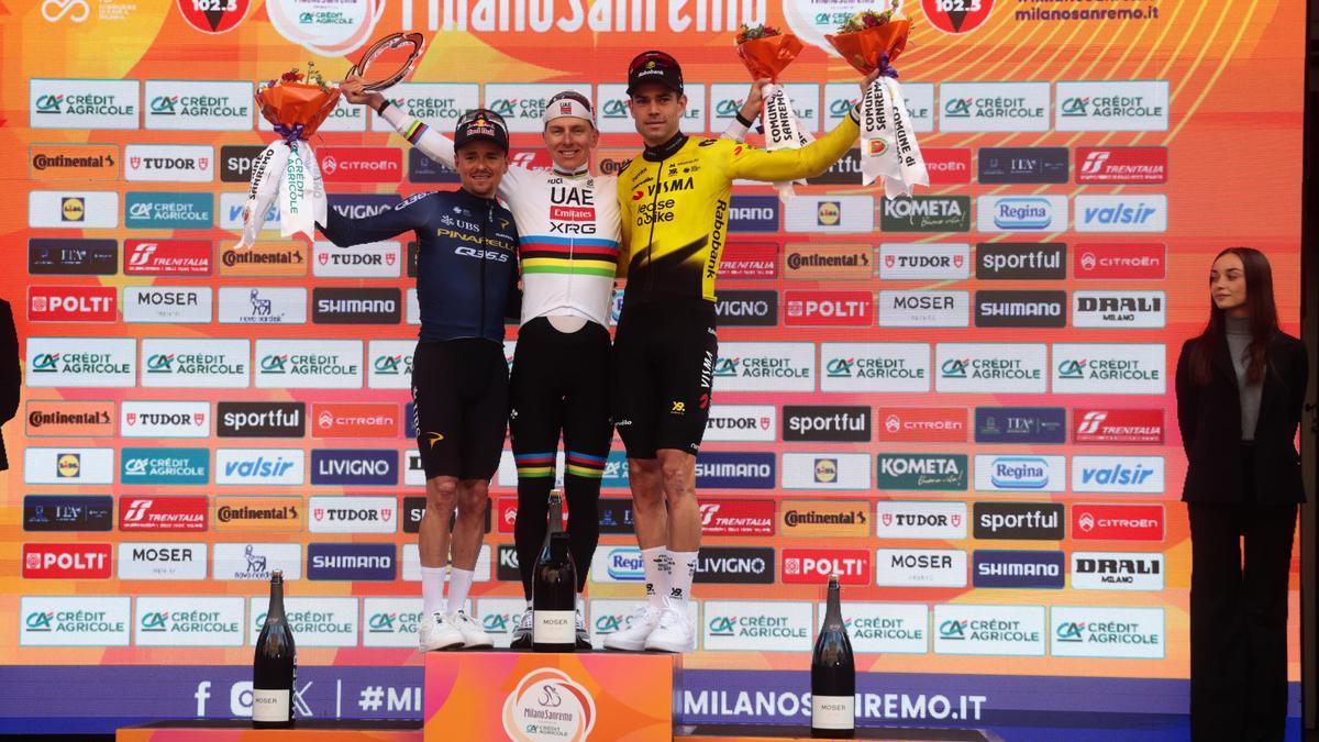 Podio final de la clásica, con Pogacar, campeón, Pidcock, segundo, y Van Aert, tercero.