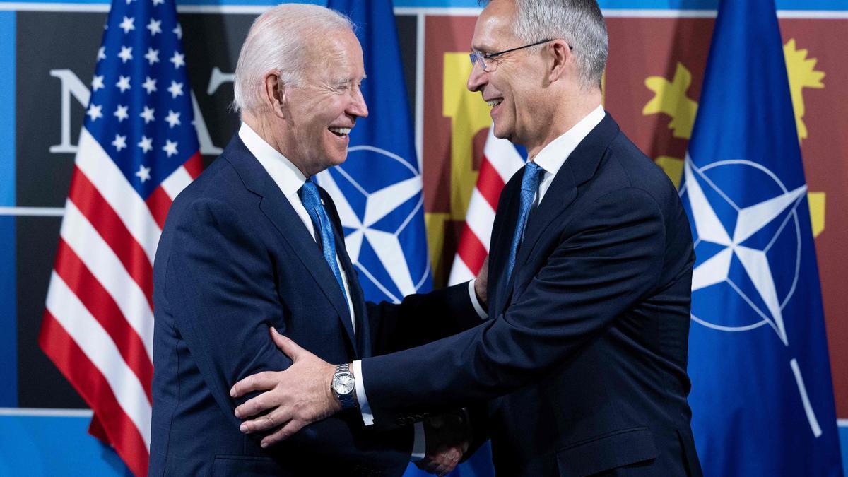 El presidente de EEUU, Joe Biden, saluda al secretario general de la OTAN, Jens Stoltenberg.