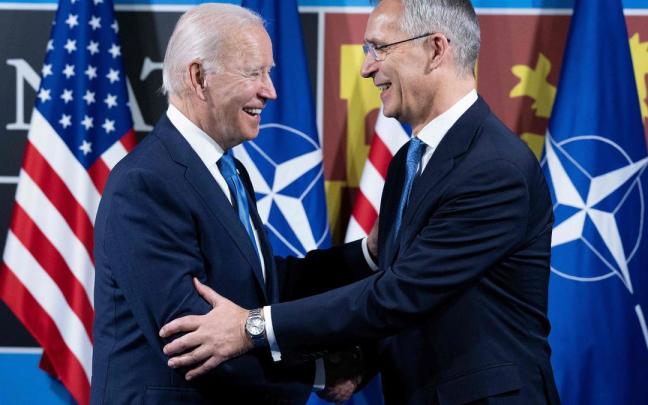El presidente de EEUU, Joe Biden, saluda al secretario general de la OTAN, Jens Stoltenberg. El presidente de EEUU, Joe Biden, saluda al secretario general de la OTAN, Jens Stoltenberg.