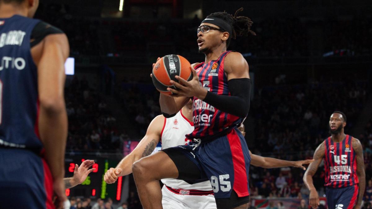 Chima Moneke penetra en la zona rival durante el último enfrentamiento entre Baskonia y Mónaco. / JOSU CHÁVARRI