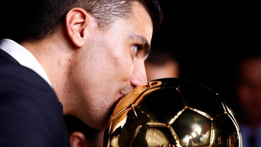 Rodri besa el trofeo tras ser proclamado Balón de Oro en 2024.