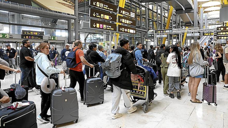 Varios viajeros en el aeropuerto esperan con sus maletas para poder entrar en el avión. | FOTO: E.P.