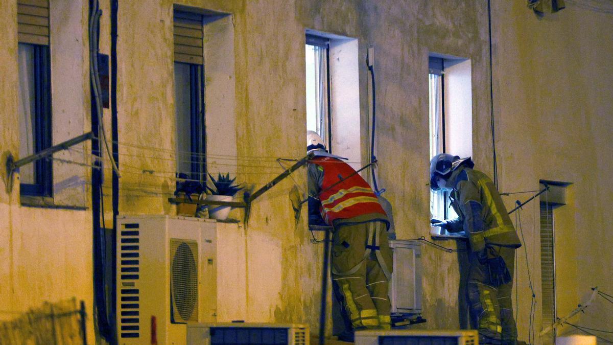 Bomberos trabajan en el edificio de Badalona que se vino abajo el pasado martes.